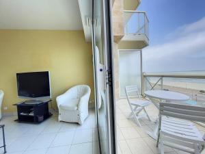Balkón alebo terasa v ubytovaní Appartement 2 chambres avec balcon et cuisine équipée - FR-1-236-145