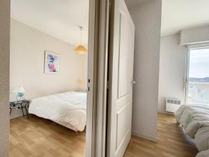 Posteľ alebo postele v izbe v ubytovaní Appartement 2 chambres avec balcon et cuisine équipée - FR-1-236-145