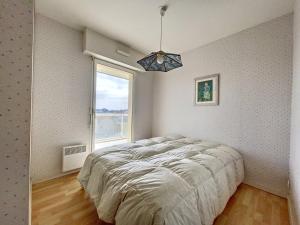 Posteľ alebo postele v izbe v ubytovaní Appartement 2 chambres avec balcon et cuisine équipée - FR-1-236-145