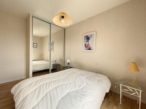 Posteľ alebo postele v izbe v ubytovaní Appartement 2 chambres avec balcon et cuisine équipée - FR-1-236-145