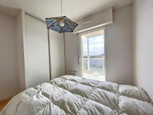 Posteľ alebo postele v izbe v ubytovaní Appartement 2 chambres avec balcon et cuisine équipée - FR-1-236-145