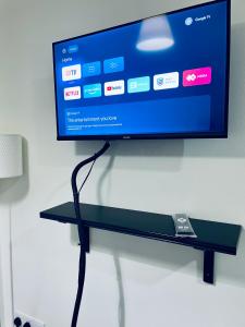 un téléviseur à écran plat accroché au mur dans l'établissement 2 Bedroom Port Dickson Seaview, à Port Dickson