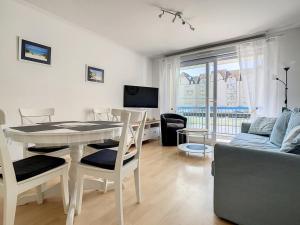 Telewizja i/lub zestaw kina domowego w obiekcie Appartement lumineux à 100m de la plage avec balcon, parking, idéal pour séjours courts et longs - FR-1-236-139