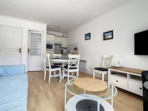 Kuchnia lub aneks kuchenny w obiekcie Appartement lumineux à 100m de la plage avec balcon, parking, idéal pour séjours courts et longs - FR-1-236-139