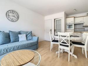 Kuchyňa alebo kuchynka v ubytovaní Appartement lumineux à 100m de la plage avec balcon, parking, idéal pour séjours courts et longs - FR-1-236-139