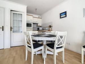 Kuchnia lub aneks kuchenny w obiekcie Appartement lumineux à 100m de la plage avec balcon, parking, idéal pour séjours courts et longs - FR-1-236-139