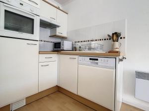Kuchnia lub aneks kuchenny w obiekcie Appartement lumineux à 100m de la plage avec balcon, parking, idéal pour séjours courts et longs - FR-1-236-139