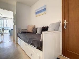 duże łóżko w białym pokoju z: w obiekcie Appartement lumineux à 100m de la plage avec balcon, parking, idéal pour séjours courts et longs - FR-1-236-139 w mieście Cucq