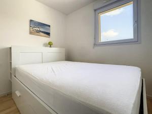 Łóżko lub łóżka w pokoju w obiekcie Appartement lumineux à 100m de la plage avec balcon, parking, idéal pour séjours courts et longs - FR-1-236-139