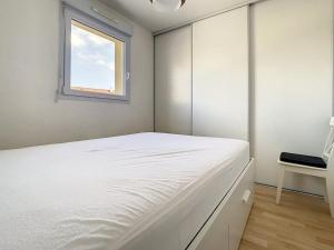 Łóżko lub łóżka w pokoju w obiekcie Appartement lumineux à 100m de la plage avec balcon, parking, idéal pour séjours courts et longs - FR-1-236-139
