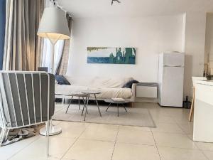 Kuchyňa alebo kuchynka v ubytovaní Appartement cosy pour 4 pers à 2 pas de la plage, déco soignée, cuisine équipée - FR-1-236-149 + 2 fotografie