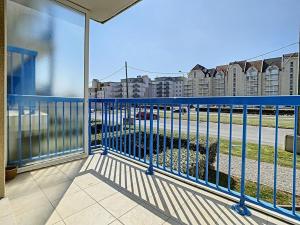 Balkon lub taras w obiekcie Appartement lumineux à 100m de la plage avec balcon, parking, idéal pour séjours courts et longs - FR-1-236-139