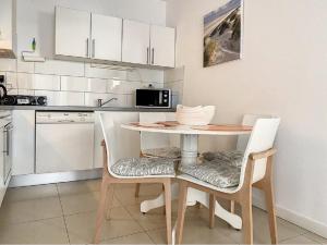 Kuchyňa alebo kuchynka v ubytovaní Appartement cosy pour 4 pers à 2 pas de la plage, déco soignée, cuisine équipée - FR-1-236-149