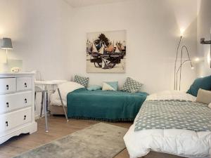 Posteľ alebo postele v izbe v ubytovaní Appartement cosy pour 4 pers à 2 pas de la plage, déco soignée, cuisine équipée - FR-1-236-149