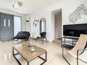 Televízia a/alebo spoločenská miestnosť v ubytovaní Villa lumineuse à Stella-Plage, jardin clos, terrasse, proche plage et commerces - 6 personnes - FR-1-236-151