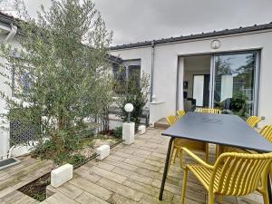 Balkón alebo terasa v ubytovaní Villa lumineuse à Stella-Plage, jardin clos, terrasse, proche plage et commerces - 6 personnes - FR-1-236-151