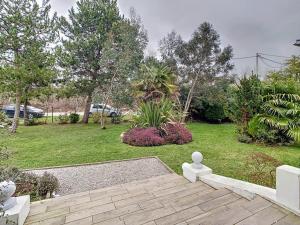 Vonkajšia záhrada v ubytovaní Villa lumineuse à Stella-Plage, jardin clos, terrasse, proche plage et commerces - 6 personnes - FR-1-236-151