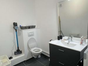 Łazienka z białą toaletą i umywalką w obiekcie Appartement face mer pour 4 pers, déco soignée, balcon, garage, animaux acceptés - FR-1-236-155 w mieście Cucq +7 zdjęć