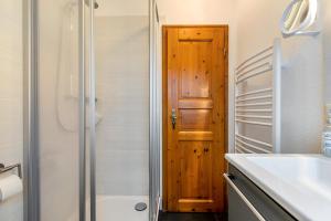 a bathroom with a shower and a toilet and a sink at Ferienwohnungen Sterdebüll-Hof in Bordelum +120 photos