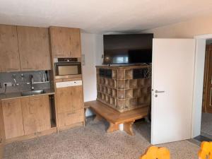 a kitchen with wooden cabinets and a stove top oven at Oberbayern Lengenfeld 2 Wohnungen a 4 Schlafzimmer Neu umgebaut in Pürgen