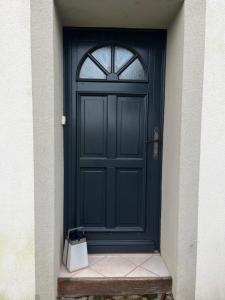 a black door with a box in front of it at Cocon des 2 lacs in Étercy
