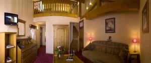 TV a/nebo společenská místnost v ubytování Hôtel Le Sherpa Val Thorens