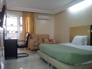 Postel nebo postele na pokoji v ubytování Golden Hôtel