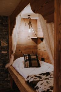 Postel nebo postele na pokoji v ubytování Savoya Lodges