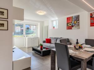 un soggiorno con un tavolo e un divano di Apartment Porsche House by Interhome a Dongo