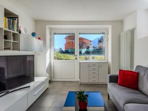 un soggiorno con divano e una grande porta di Apartment Porsche House by Interhome a Dongo