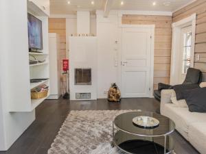 ein Wohnzimmer mit Sofa und Tisch in der Unterkunft Holiday Home Kiehtäjän kuohu by Interhome in Käylä