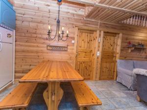 - une table en bois dans la cuisine équipée d'un réfrigérateur dans l'établissement Holiday Home Marjarinne 8 a by Interhome, à Levi