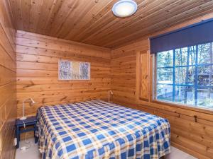 une chambre avec un lit dans une cabane en bois dans l'établissement Holiday Home Marjarinne 8 a by Interhome, à Levi 7 autres photos