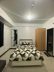 a bedroom with a bed in a room at 101 Newport Boulevard Condo in Manila