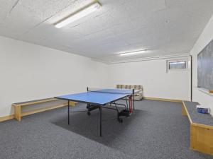Lauatennis majutusasutuses Apartment Triangel C Ronida by Interhome või selle läheduses