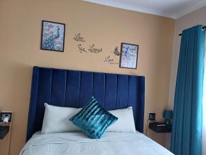 Ένα ή περισσότερα κρεβάτια σε δωμάτιο στο Oakway Guest Suite 2 Beds 1Bath Aircon Kitchen Private +12 φωτογραφίες