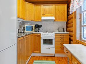 Kuchyň nebo kuchyňský kout v ubytování Holiday Home Niemiranta by Interhome