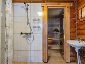 Koupelna v ubytování Holiday Home Niemiranta by Interhome + 12 fotografií