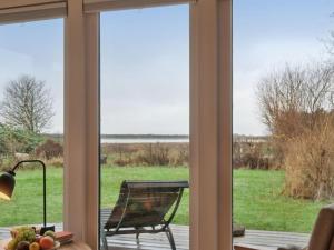 una stanza con porte scorrevoli in vetro che si affacciano su un cortile di Holiday Home Dufa - 200m to the inlet by Interhome a Føllenslev