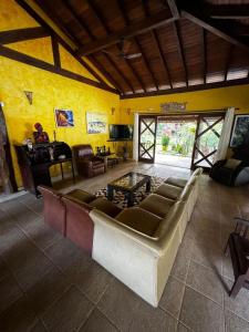 Uma área de estar em Pousada Baobá
