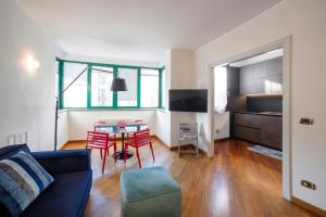 ein Wohnzimmer mit Sofa, Tisch und Stühlen in der Unterkunft Venetian Dreams - Giudecca in Venedig