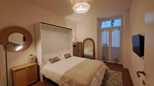 ein Schlafzimmer mit einem Bett und einem großen Spiegel in der Unterkunft Appartamento Pertini in Savona