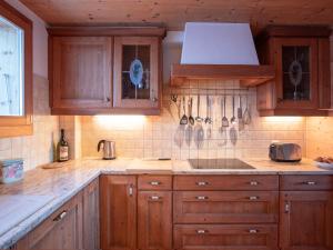 Kuchyň nebo kuchyňský kout v ubytování Chalet Chalet Casablanca by Interhome