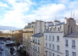 un grupo de edificios en una calle de la ciudad en Hotel Bastille Secret, en París