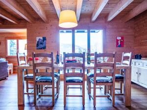 TV a/nebo společenská místnost v ubytování Chalet Chalet Casablanca by Interhome