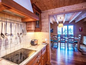 Kuchyň nebo kuchyňský kout v ubytování Chalet Chalet Casablanca by Interhome