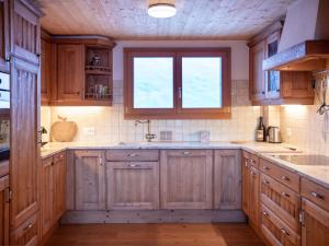 Kuchyň nebo kuchyňský kout v ubytování Chalet Chalet Casablanca by Interhome