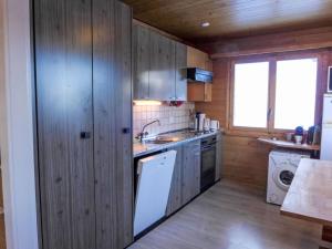 Köök või kööginurk majutusasutuses Apartment Alpa by Interhome