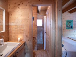 Koupelna v ubytování Chalet Chalet Casablanca by Interhome
