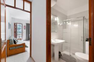 Ένα μπάνιο στο Apartamentos La Fajana +51 φωτογραφίες
